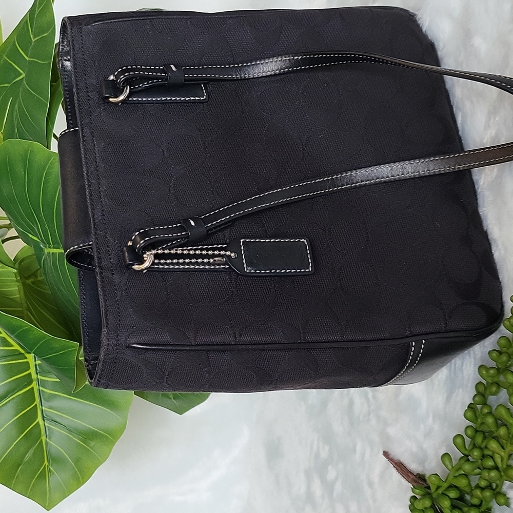 Authentic COACH mini lunch tote. - Picture 4 of 11